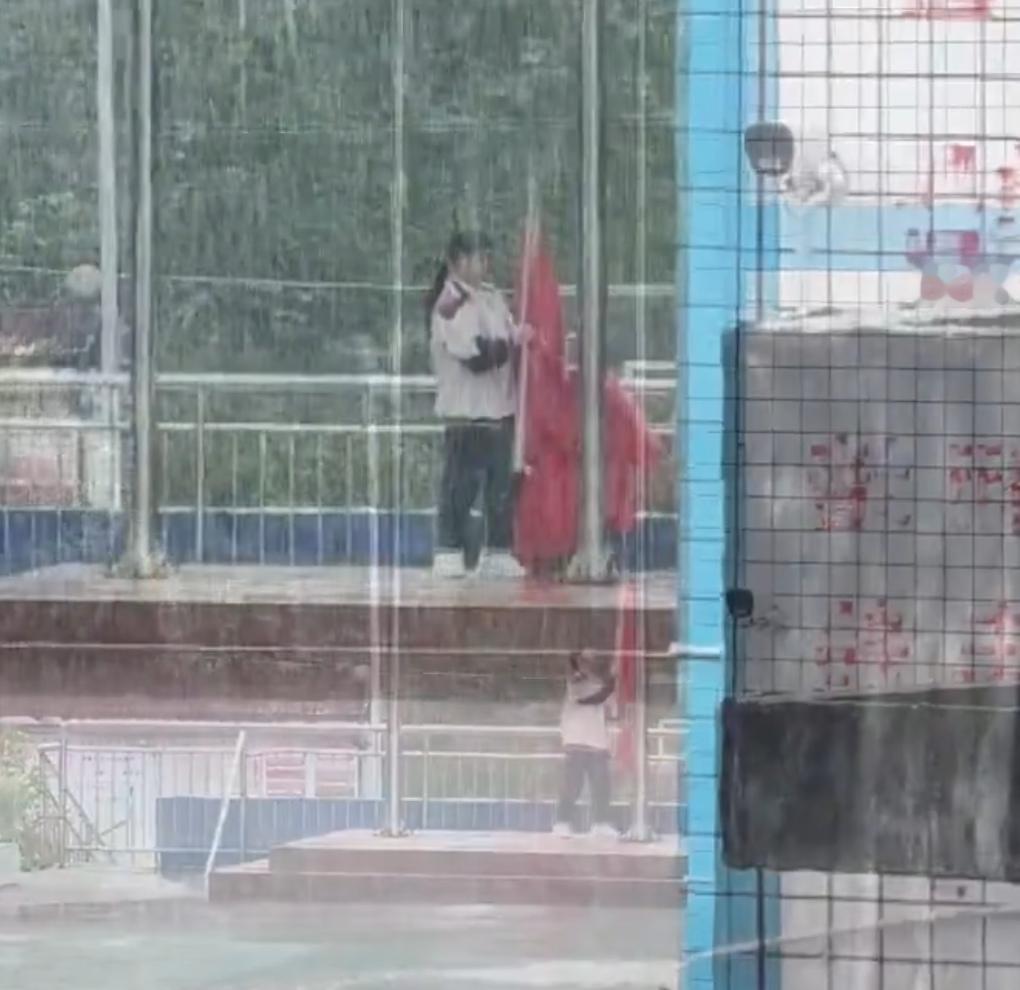 贵州剑河一场突如其来的大雨，让全校师生纷纷往教学楼跑，可人群里出现一个相反的身影
