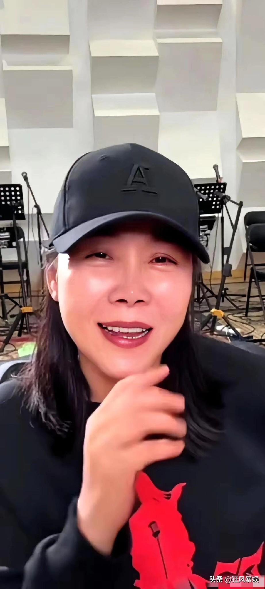 田震，直播间炸了！

近日，田震在开直播时，粉丝求着开3分钟打赏，她当场黑脸：“