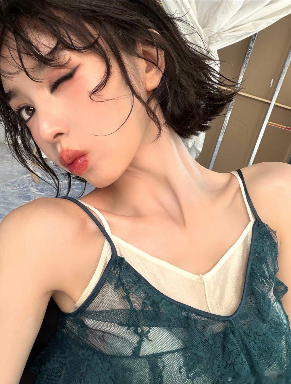 田曦薇ins更新，我至今没发现眼睛大的坏处 ​​​