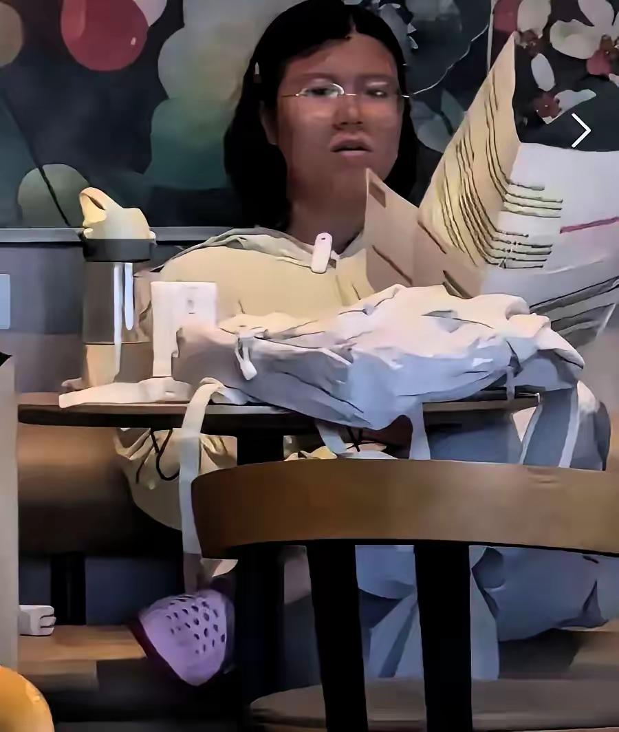 海口星巴克这一幕，真的会成为很多年轻人值得警醒的现实一课。努力备考本身没有错，但