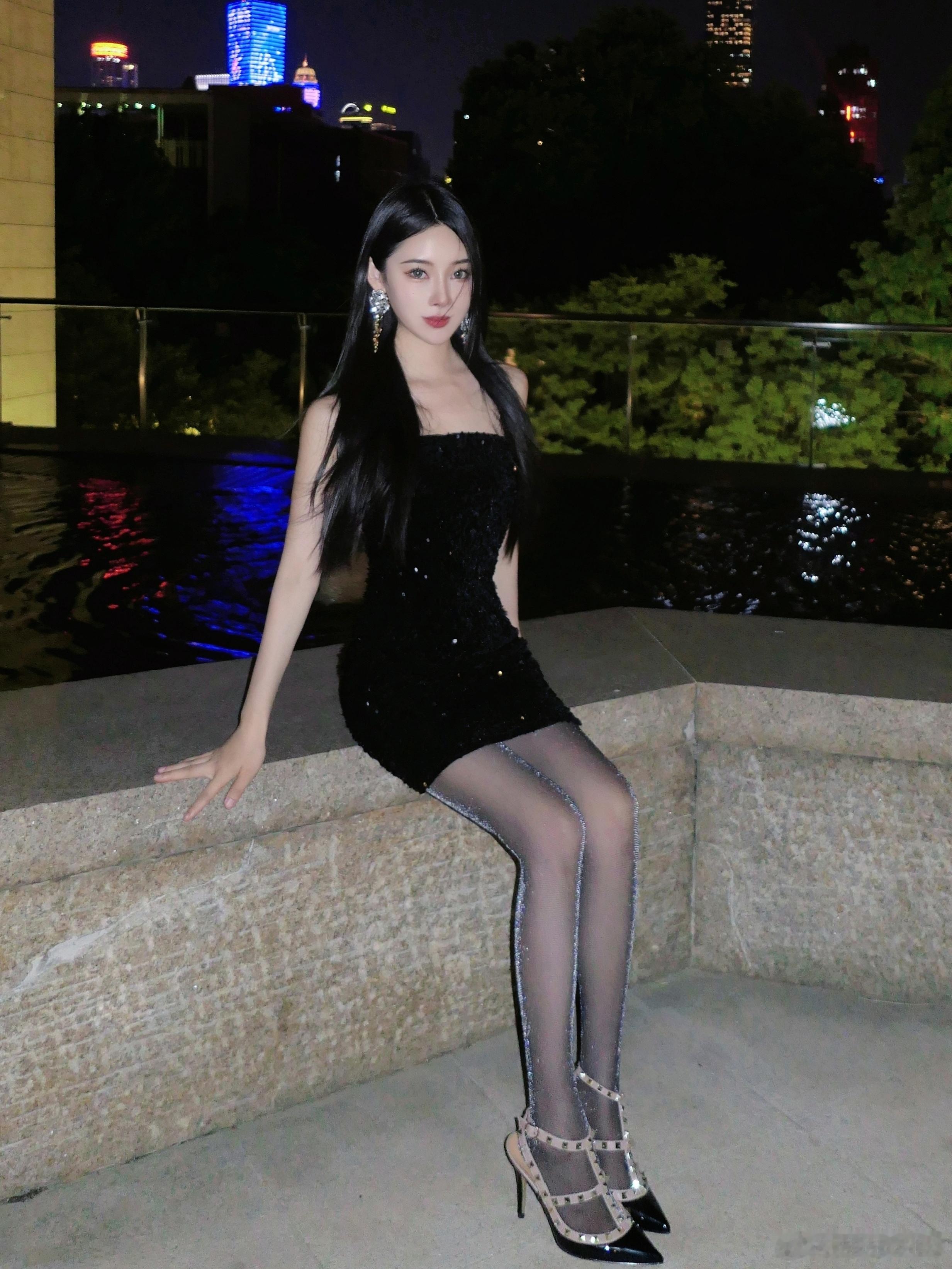 黑夜里的光🌃✨ ​​​