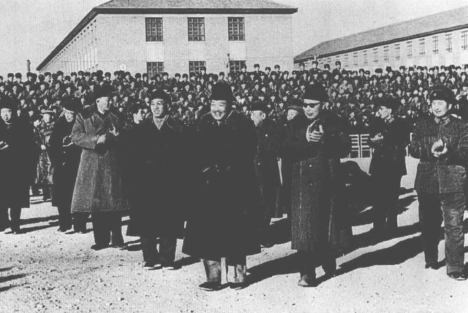 1959年11月20日，中央军委副主席贺龙元帅(左6)、聂荣臻元帅(左9)、徐向