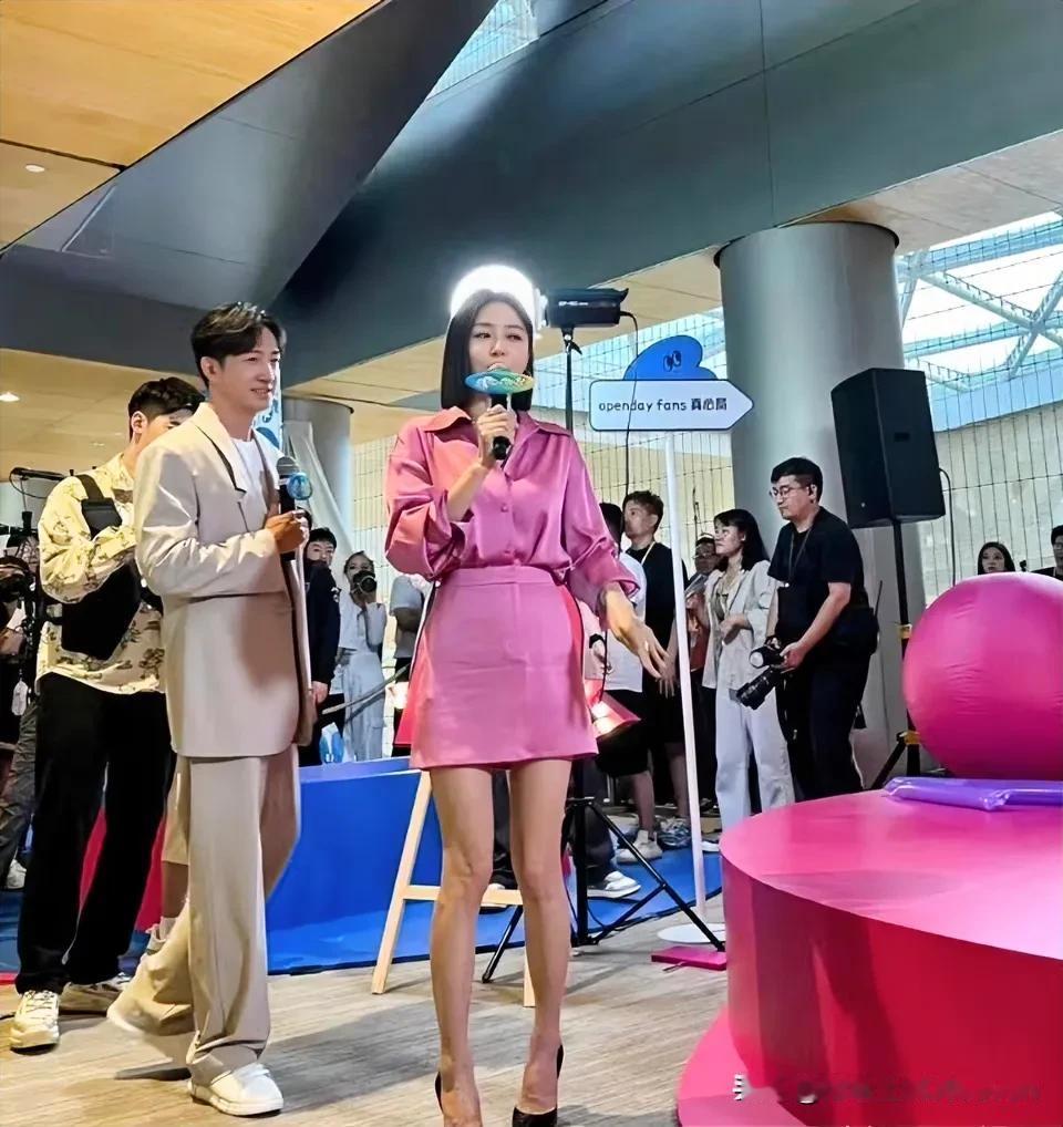 秦岚超美粉裙惊艳亮相，现场氛围燃爆！💖🎤🎉