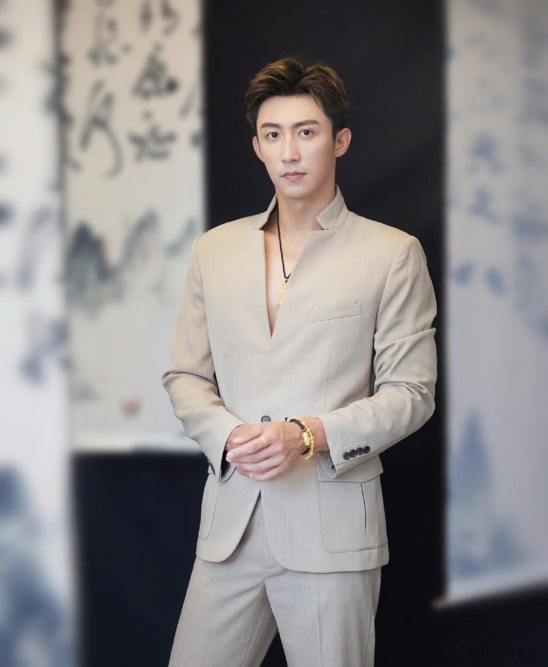 这么看，黄景瑜跟迪丽热巴还是王玉雯更有CP感？ 