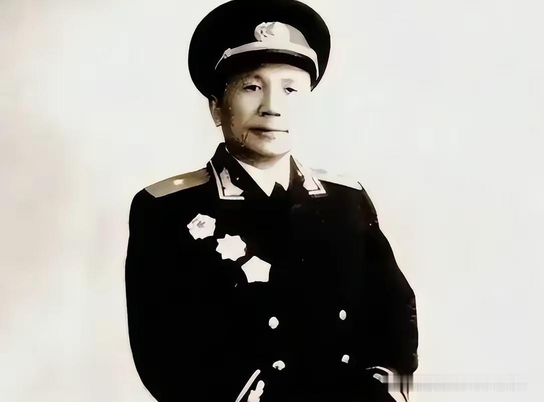 他爹扛锹来收尸，挖开不是他。多年后授衔，他懵了。

他爹扛着锹去收尸。
刨开土坑