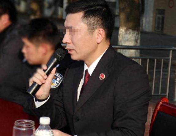 2001 年，四川一检察官为了离婚，带着美貌情人回家招摇以此刺激妻子，没想到 6