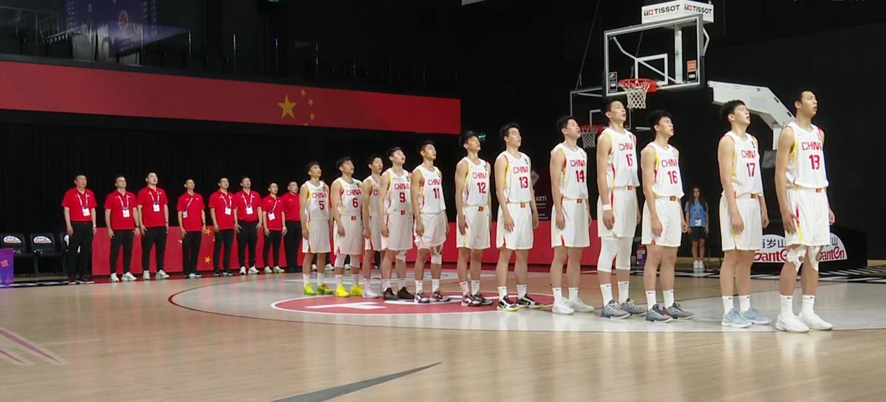 昨晚，U17男篮世界杯，中国U17男篮78：87憾负加拿大，没能两连胜。比赛开场