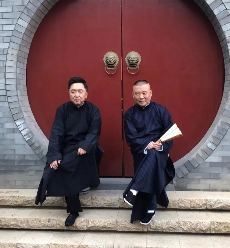 于谦说他身边最孤独的朋友就是郭德纲。我们吃饭都不叫他，叫他他也不来。每天早晨起来