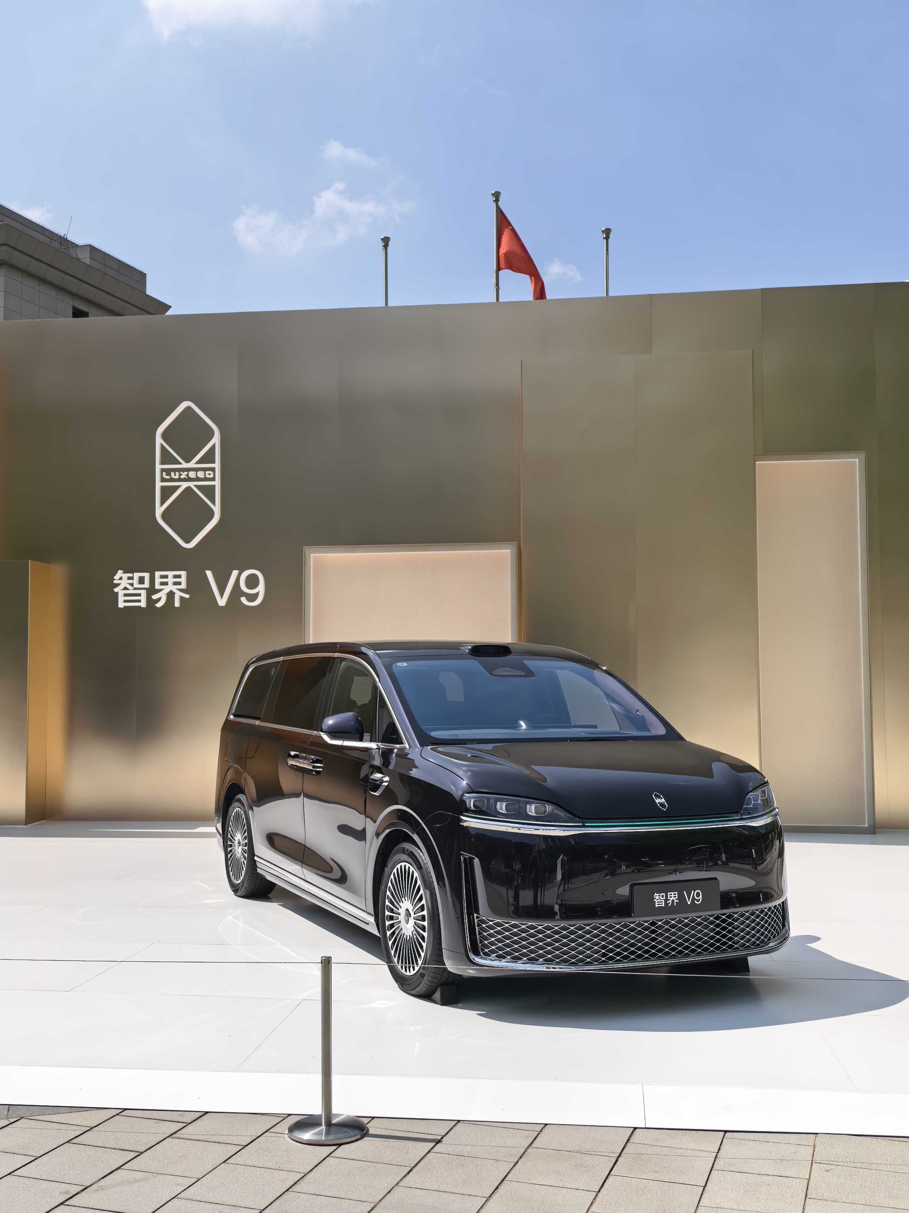 鸿蒙智行第一台MPV，来看看智界 V9有什么新东西~ 上海·静安体育中心