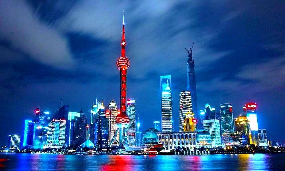 雨落在南京东路的新路面时，人群顺着拉直的步行道一直往前挤；电车铃声压不过吆喝。