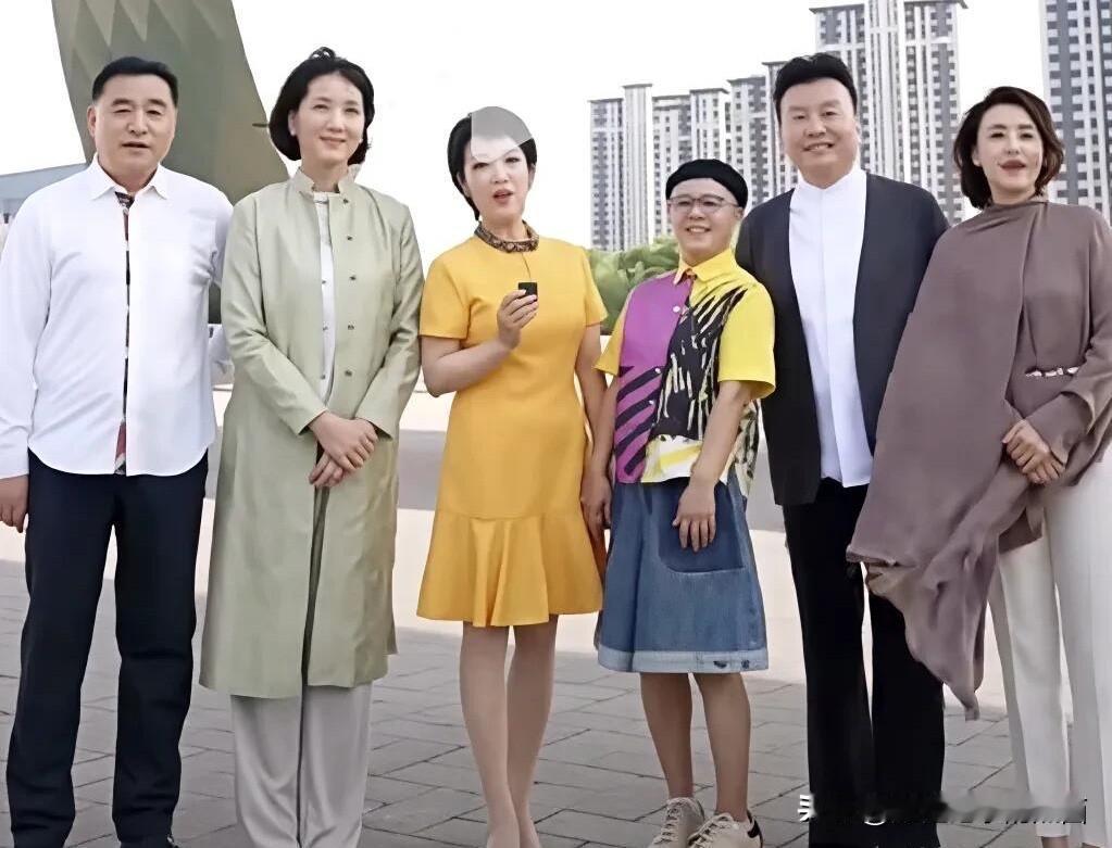 李修平174的身高站在一群央视主持人里，竟然跟张泽群差不多高，把黄薇和右边的张蕾