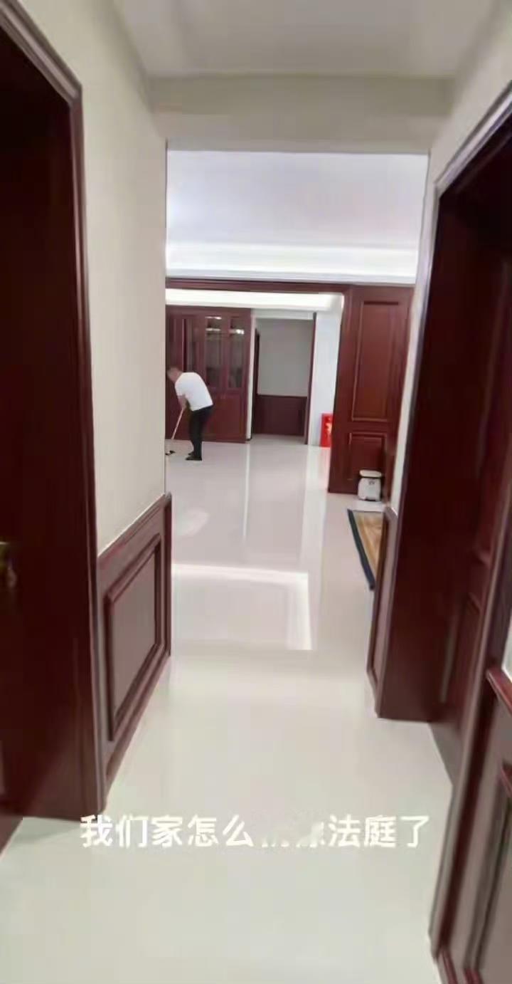 网友家里装修的新中式风格，有人说像法庭，网友不服，怎么就像法庭了？有人P了一张图