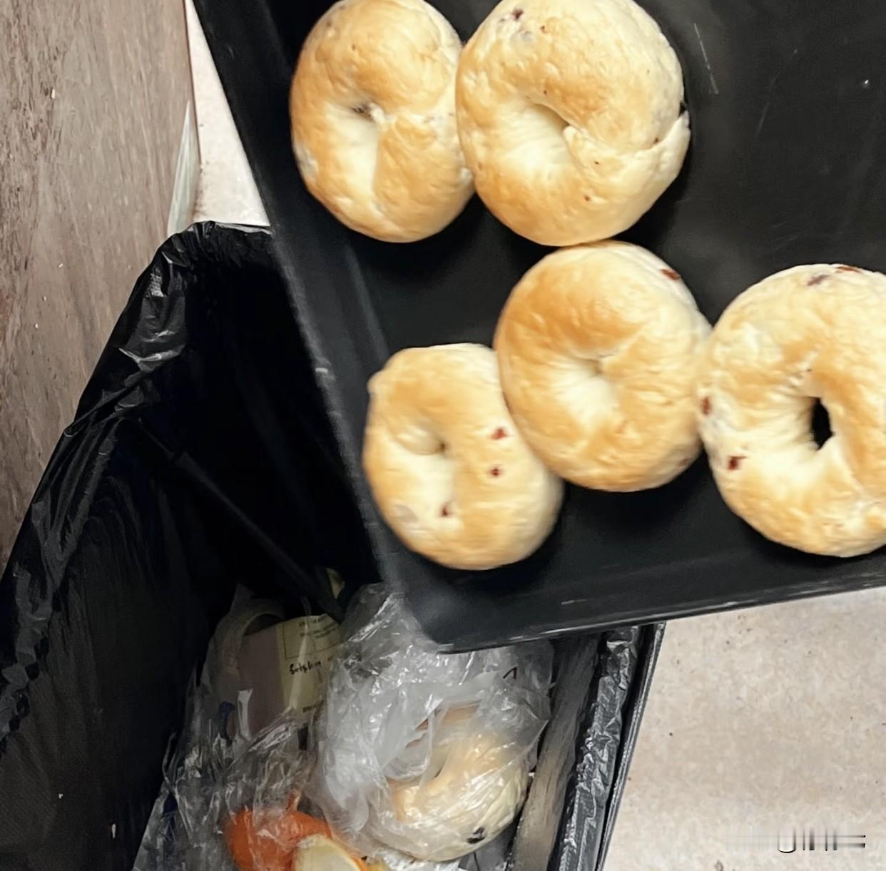 40元吐司直接丢垃圾桶⁉️现实版“倒掉的牛奶”！
上海网红面包店每晚丢弃整筐面包