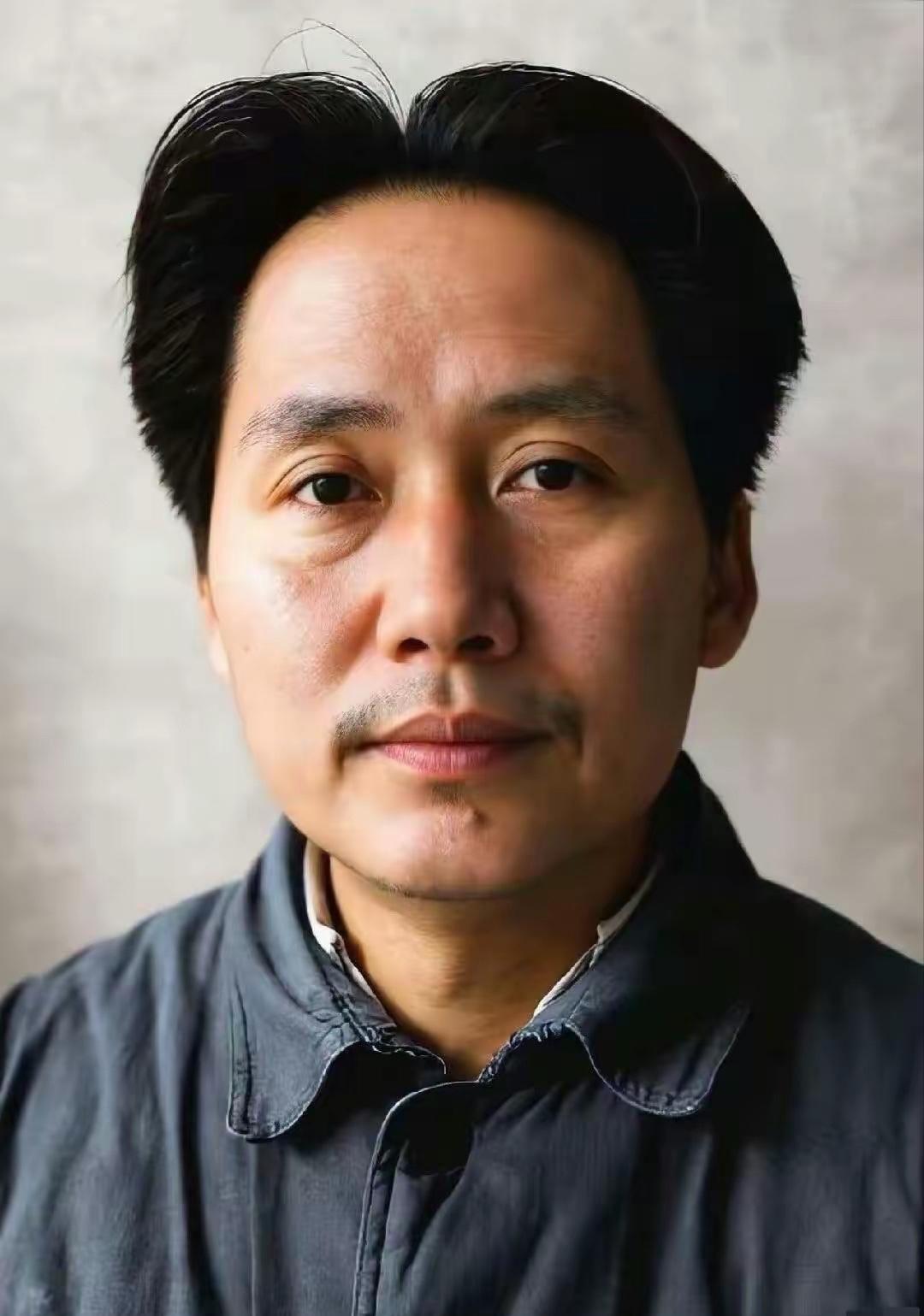 第一次见到这张罕见的伟人照片，只觉珍贵无比。照片里的他留着胡须，眼神明亮，眉清目