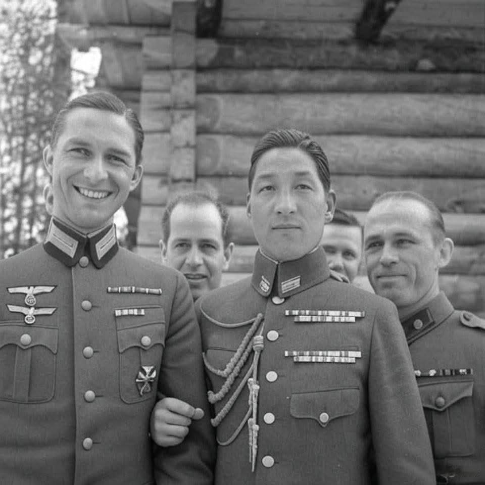 ‌1943年4月初，纳粹德国、日寇与芬兰军官在芬兰乌托马前线合影！

自始至终他