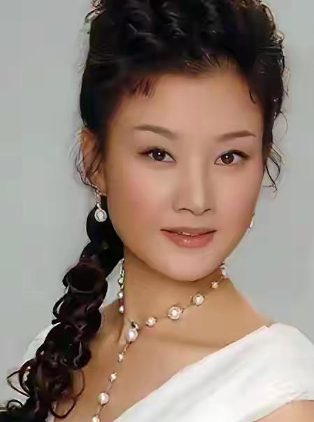 藏不住的硬核履历！她是著名歌唱家，海政文工团史上唯一女团长，也是最后一任团长，享