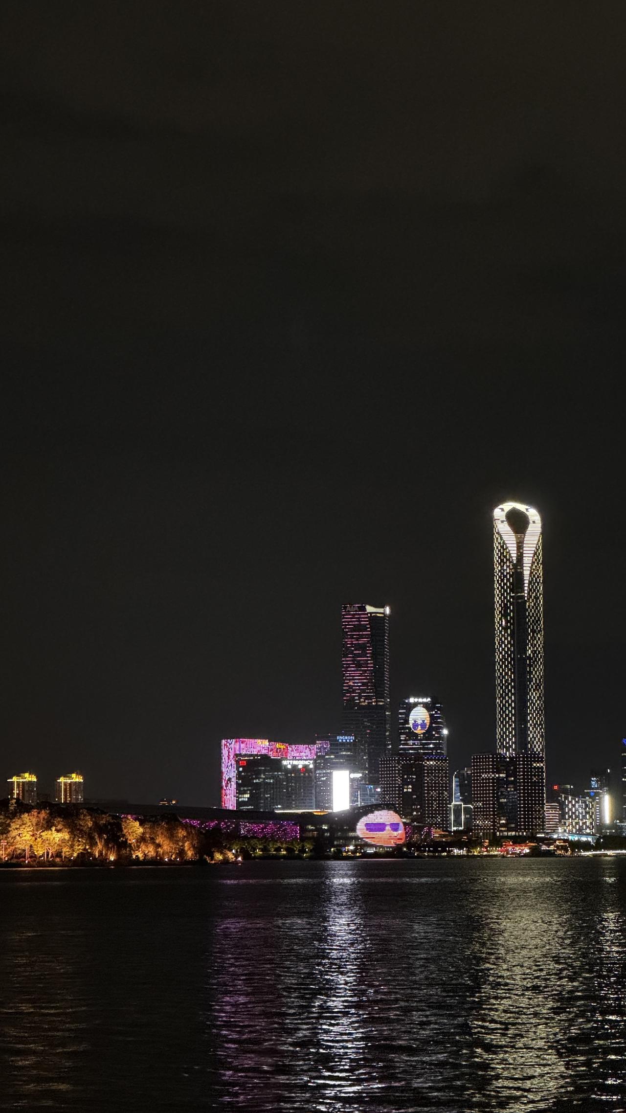 分享随手拍的景色金鸡湖灯火璀璨，湖光映摩天楼宇，晚风轻拂尽显姑苏繁华夜色。