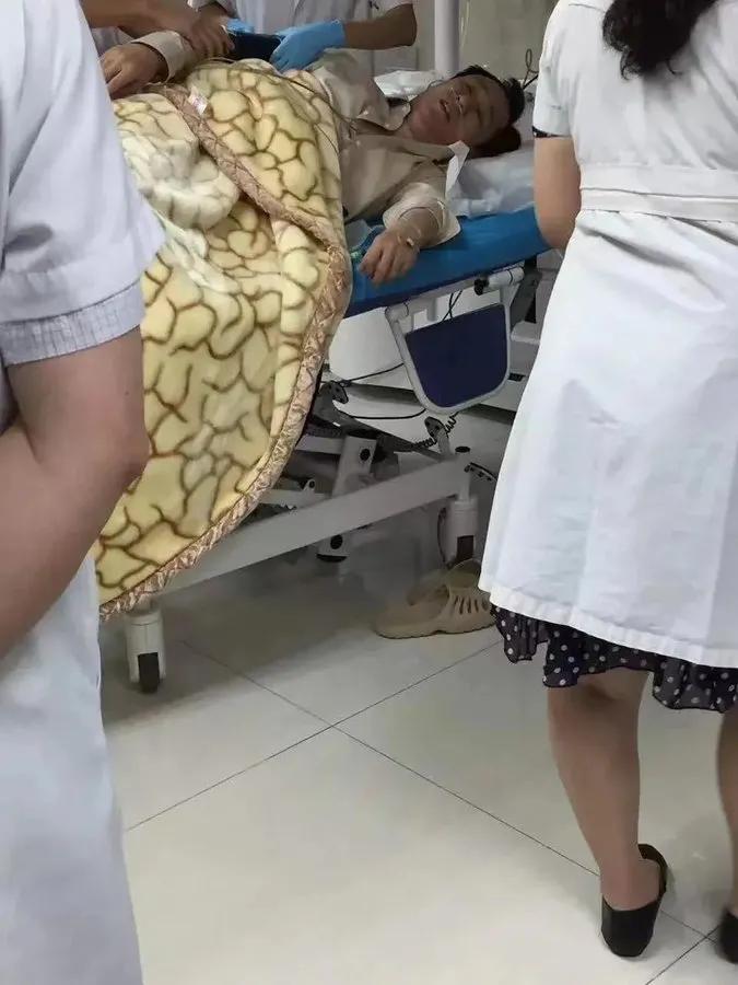 人生靠演技！这个镜头不知道真伪，什么时候拍的，总感觉没有那么快吧，这演技太假了…