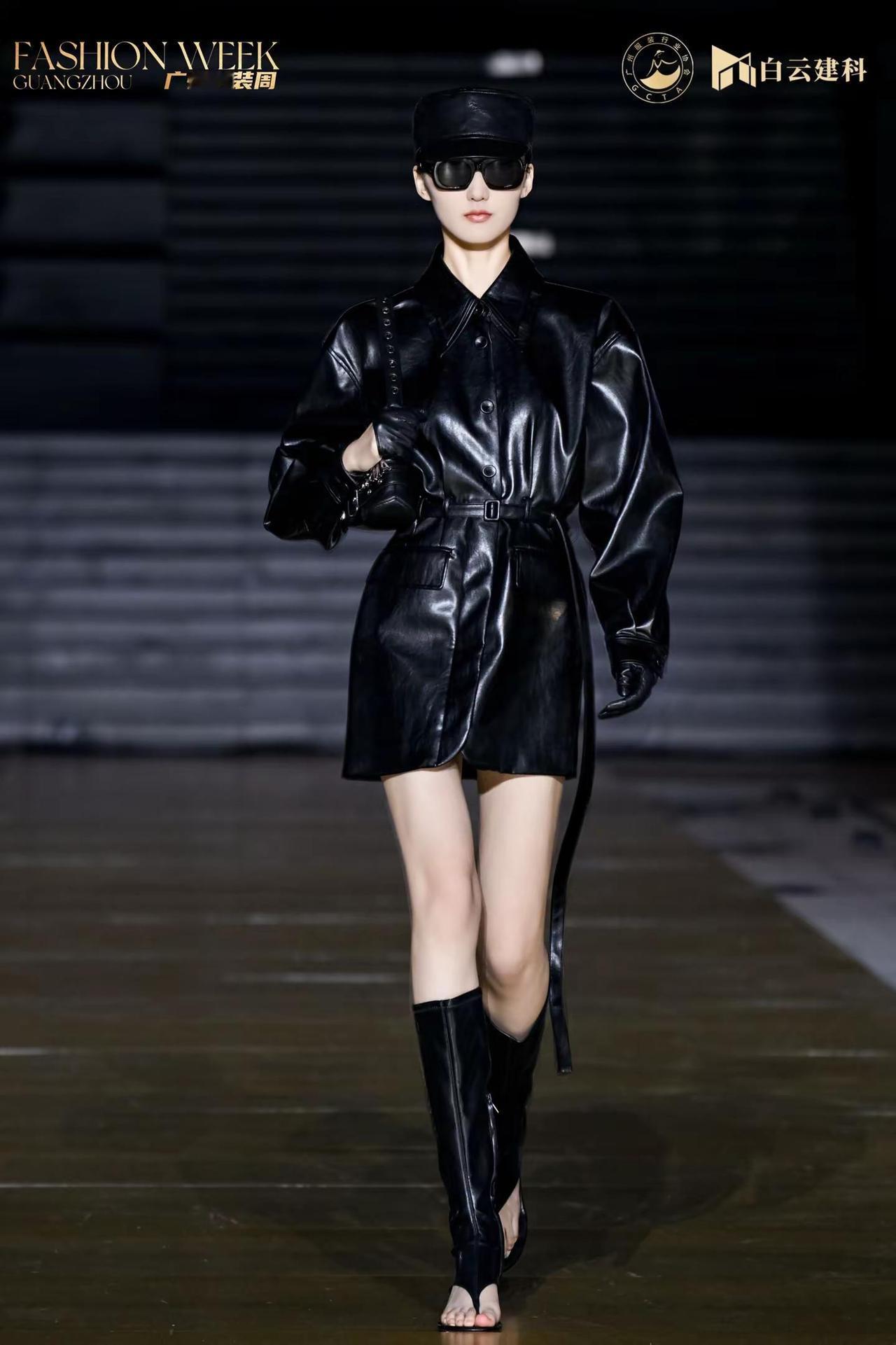 感觉下一秒就能从包里掏出一把🔫