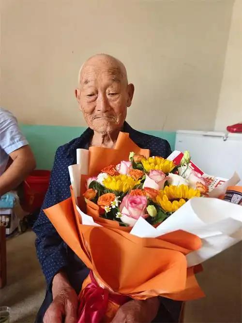 这场景太逗了！
75岁在咱们眼里那也是老大爷了，可在109岁的老寿星面前，直接被