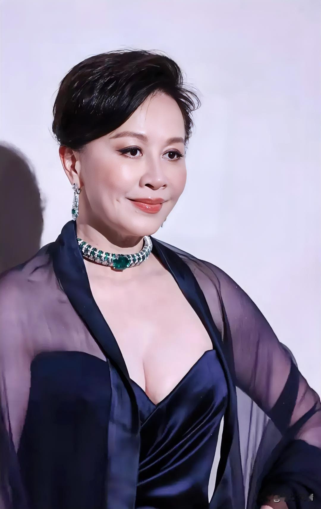 不知道为什么？
明明60岁的刘嘉玲看上去皮肤又嫩又白，脸上几乎看不到明显皱纹，可