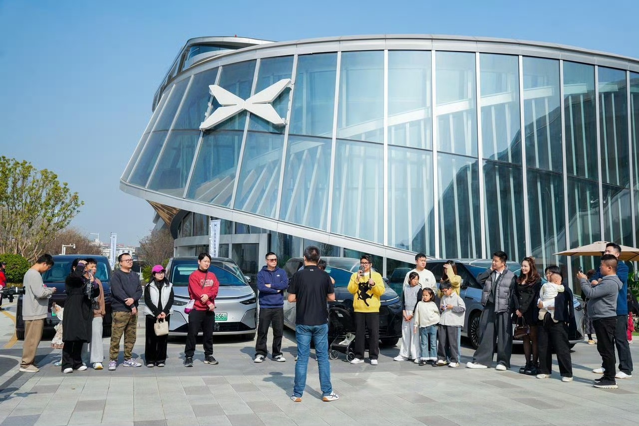 小鹏这次太有意义了！1000辆X9变身高速移动充电站，春运开电车回家再也不怕半路