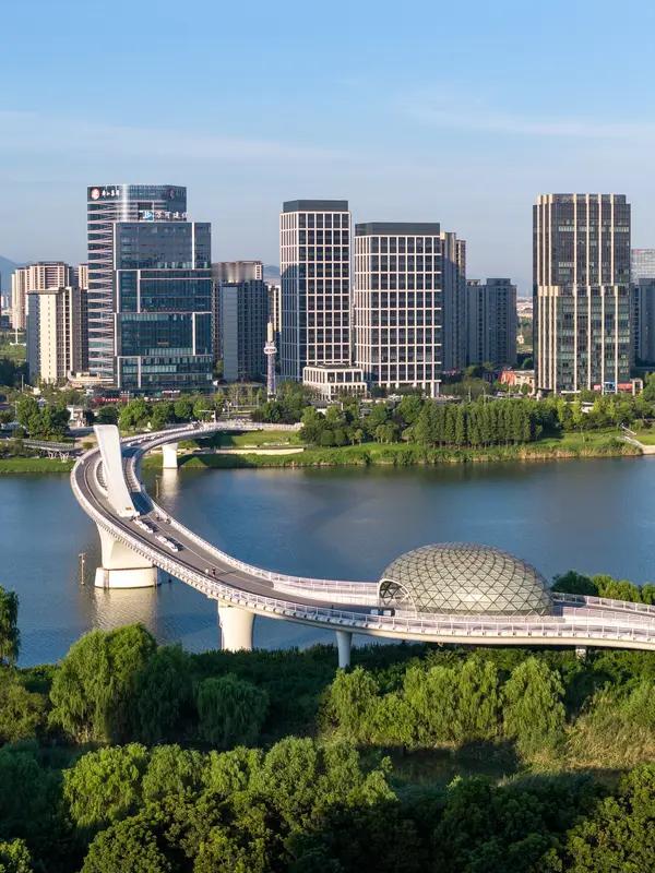 台湾产业的未来何在 台湾产业的未来，正被民进党当局的骚操作搞得岌岌可危。美台“贸