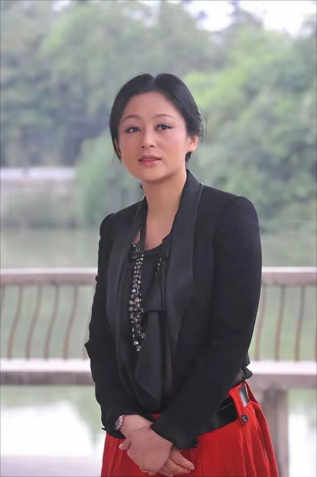 50多岁还美成这样，可想当年她有多么芳华绝代，难怪被称为江西第一美女，如果不是结