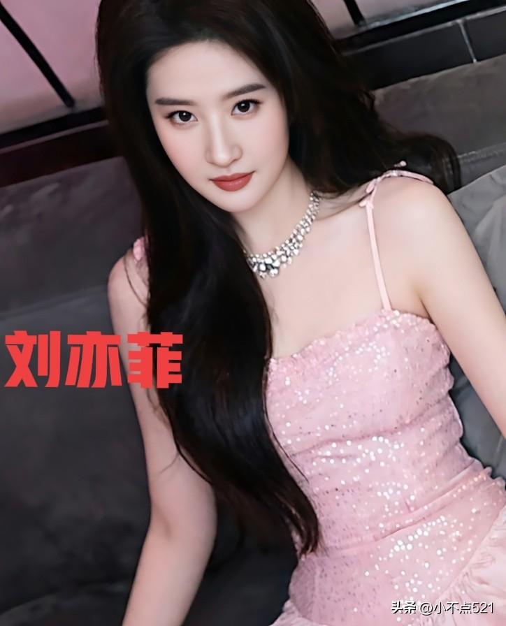 刘亦菲这造型也太美了！[比心]粉色吊带裙在灯光下闪得我移不开眼，卷发温柔又带点小