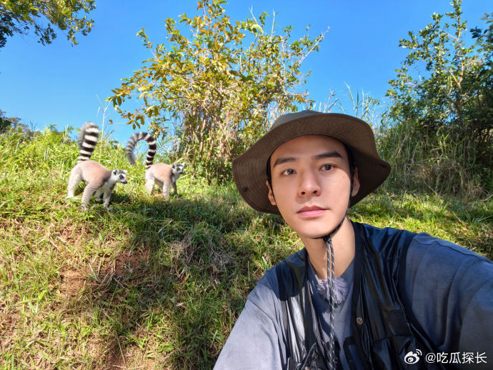 龚俊和环尾狐猴自拍龚俊镜头下的小动物们龚俊晒出和环尾狐猴的自拍啦，他眼神超温柔，