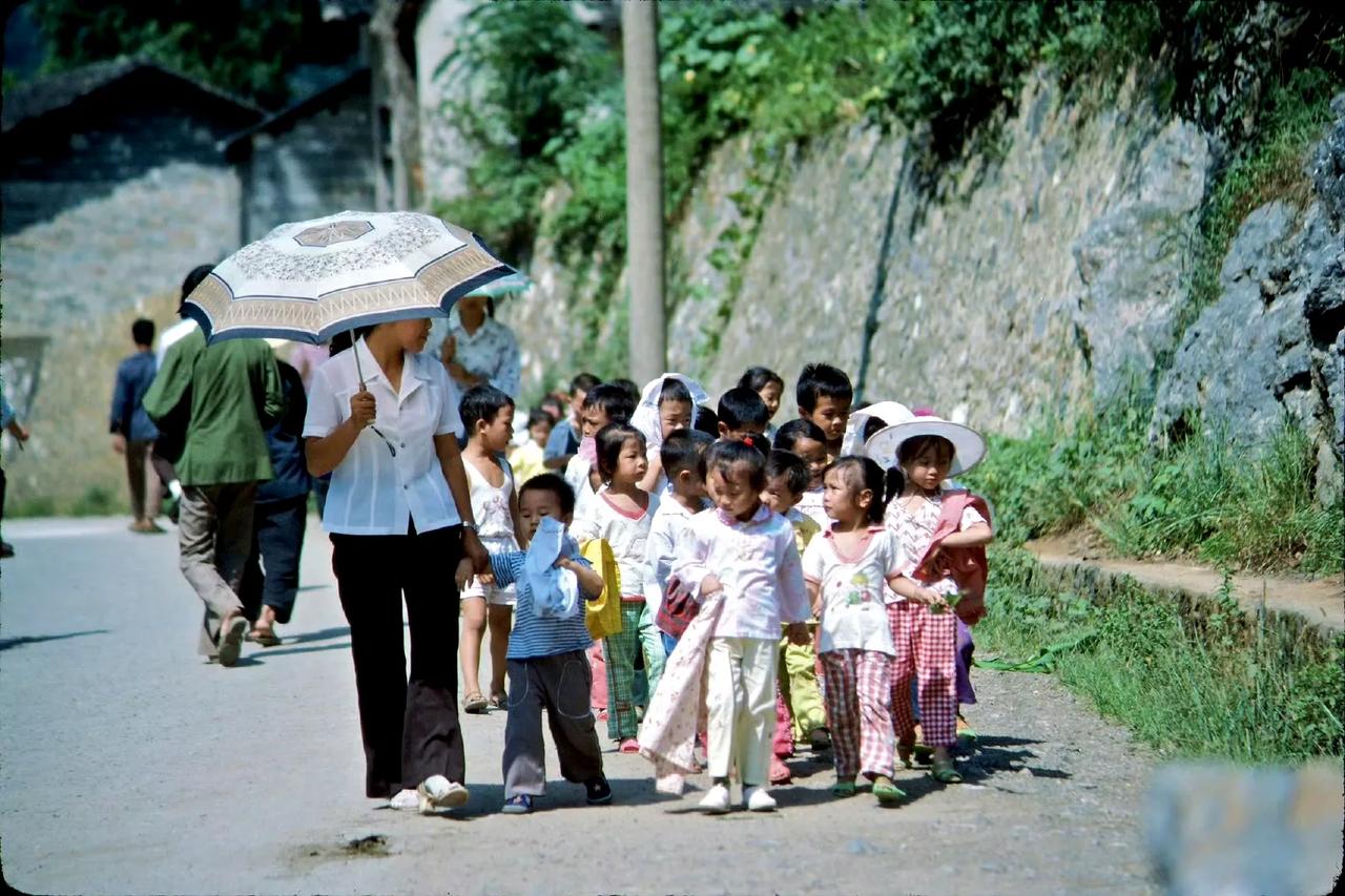 老师与孩子们，桂林，1984年9月摄。 ​​​