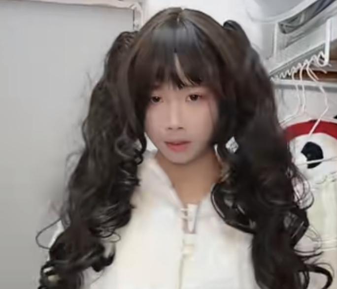 一句同学在寝室楼下给舍友表白，不仅把一旁四十多岁的男老师给看懵了，还把网友们的C