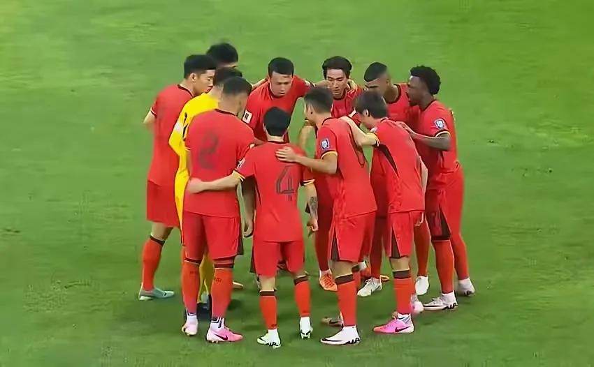 中国和韩国看完了，给我的感觉韩国球员是正常人，我们球员是残疾人。这样的队伍进入亚