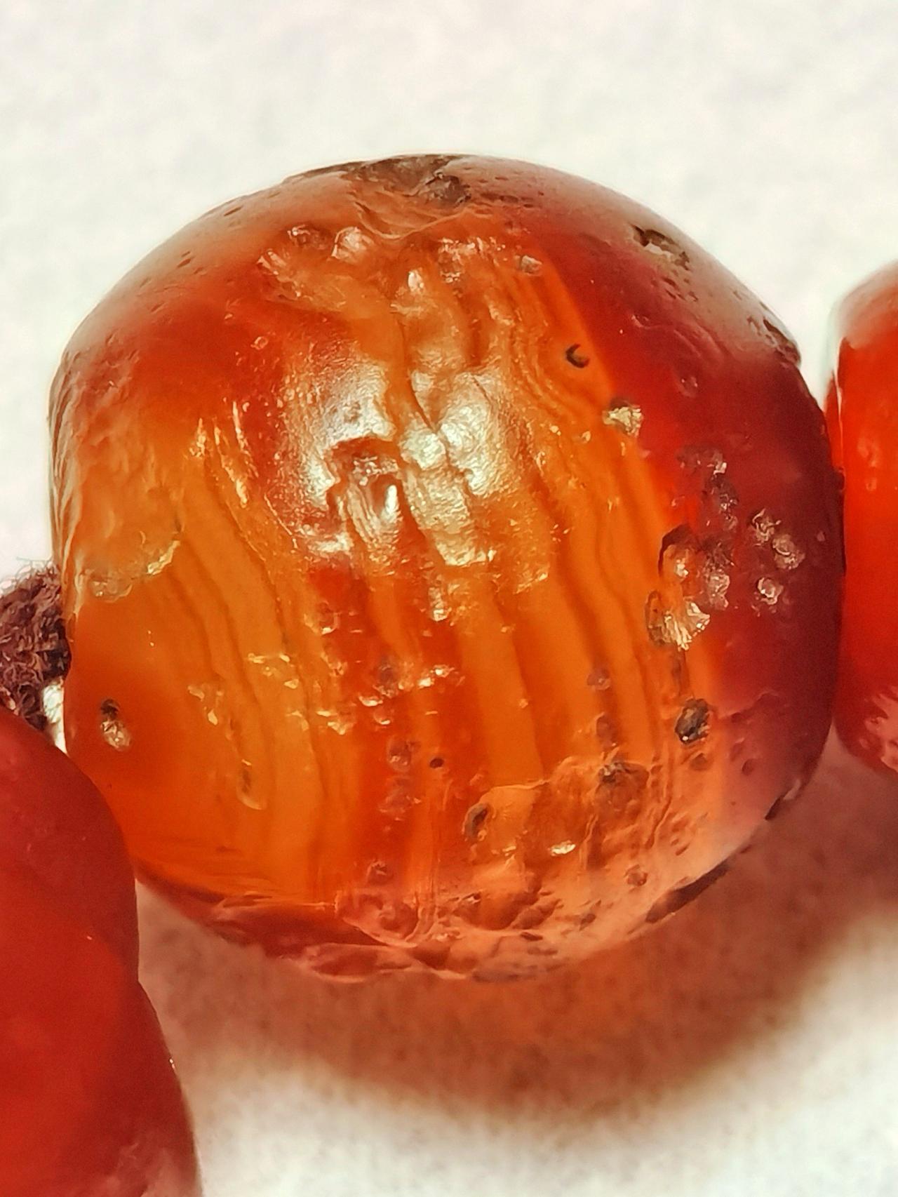 高古玛瑙珠子品鉴。
表面凹凸不平，
这不平之美，
美得很稀有，
美得有滋味。
珠