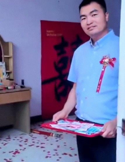 河南一场特殊的婚礼上，父母已故，长兄如父。送亲临别，哥哥端起盛满喜钱的托盘，想让