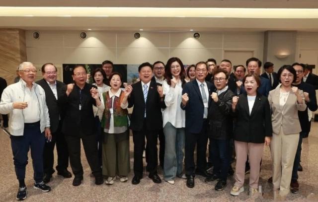 郑丽文的专机在桃园机场平稳降落，舱门开启的刹那，机场外的空气骤然凝固。
 
早已