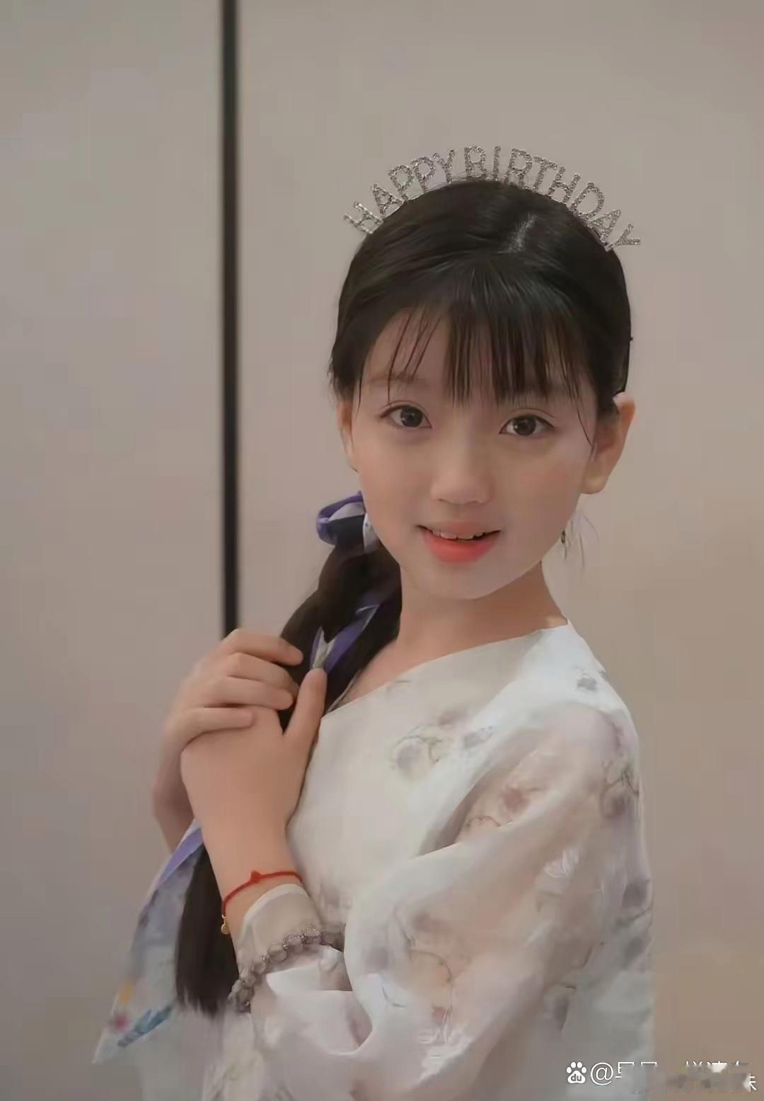 阿拉蕾 12 岁啦，完全不存在颜值尴尬期，能判定不会长歪 