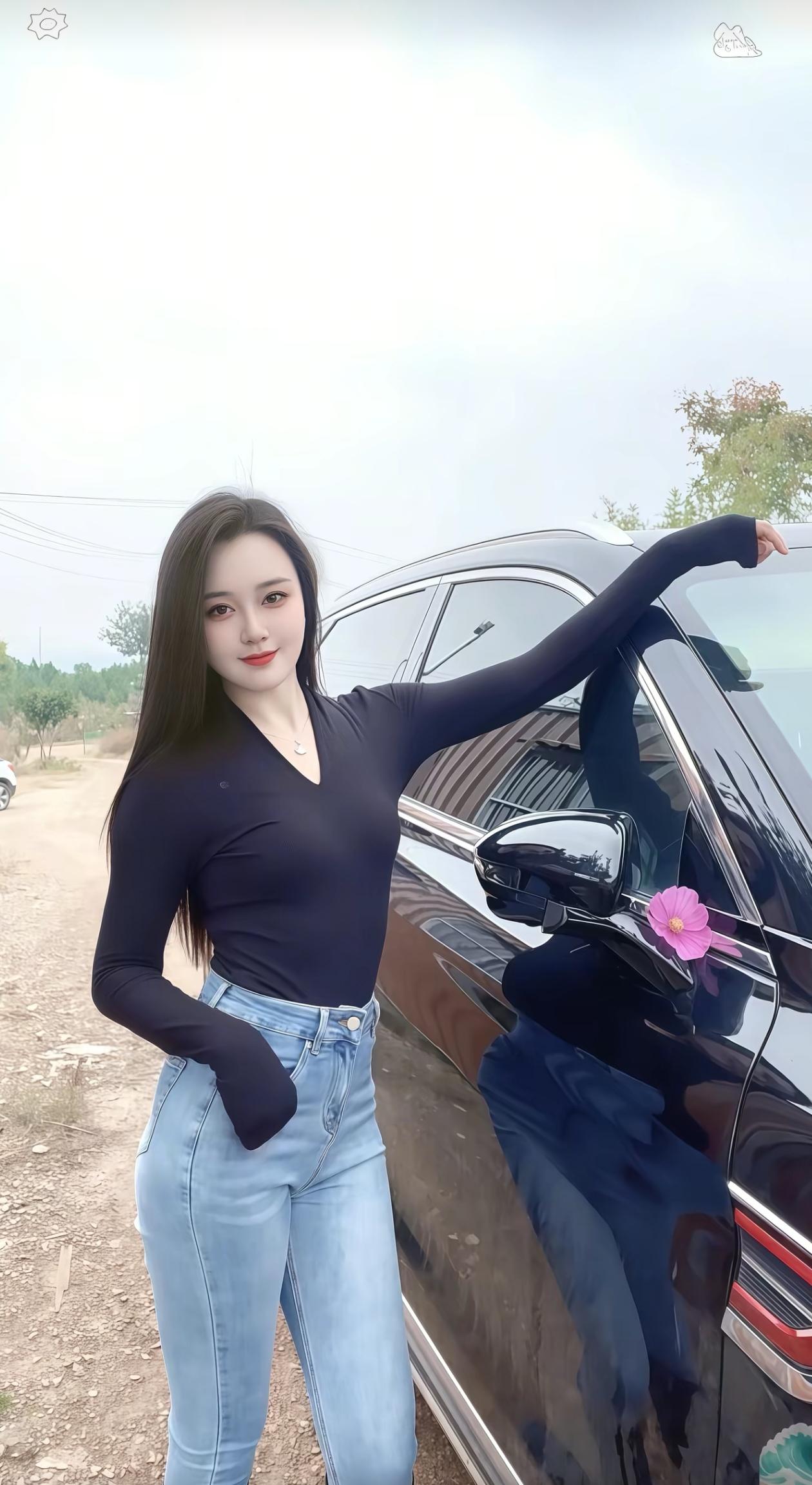 优雅车边自拍，黑衣蓝裤，粉花点缀，气质满分！💄👗💍