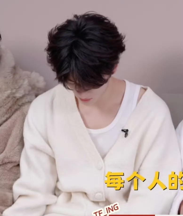 她也许找到了穿吊带的乐趣 