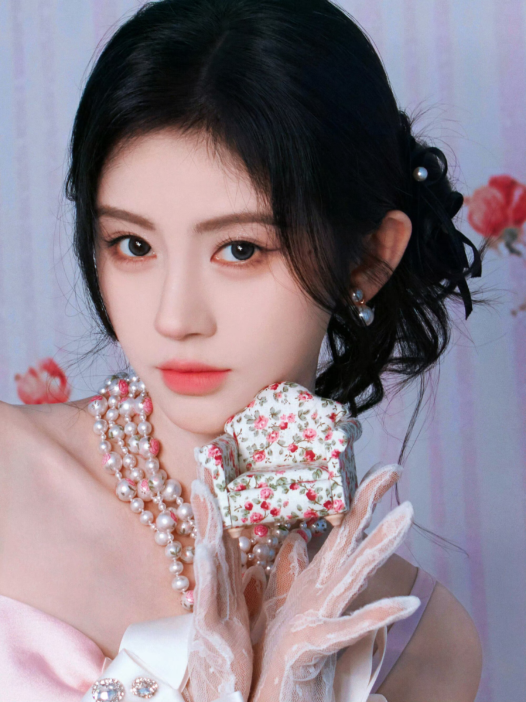 鞠婧祎首位登封PORT男刊中国女星鞠婧祎登上《PORT》中文版创刊号封面，成为该