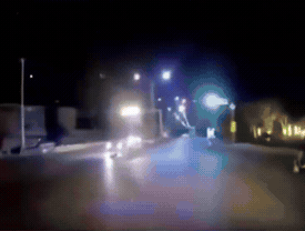 这嘴绝对是开过光了。
视频车主夜间行驶在路上，途经一个十字路口处时，差点撞到一个