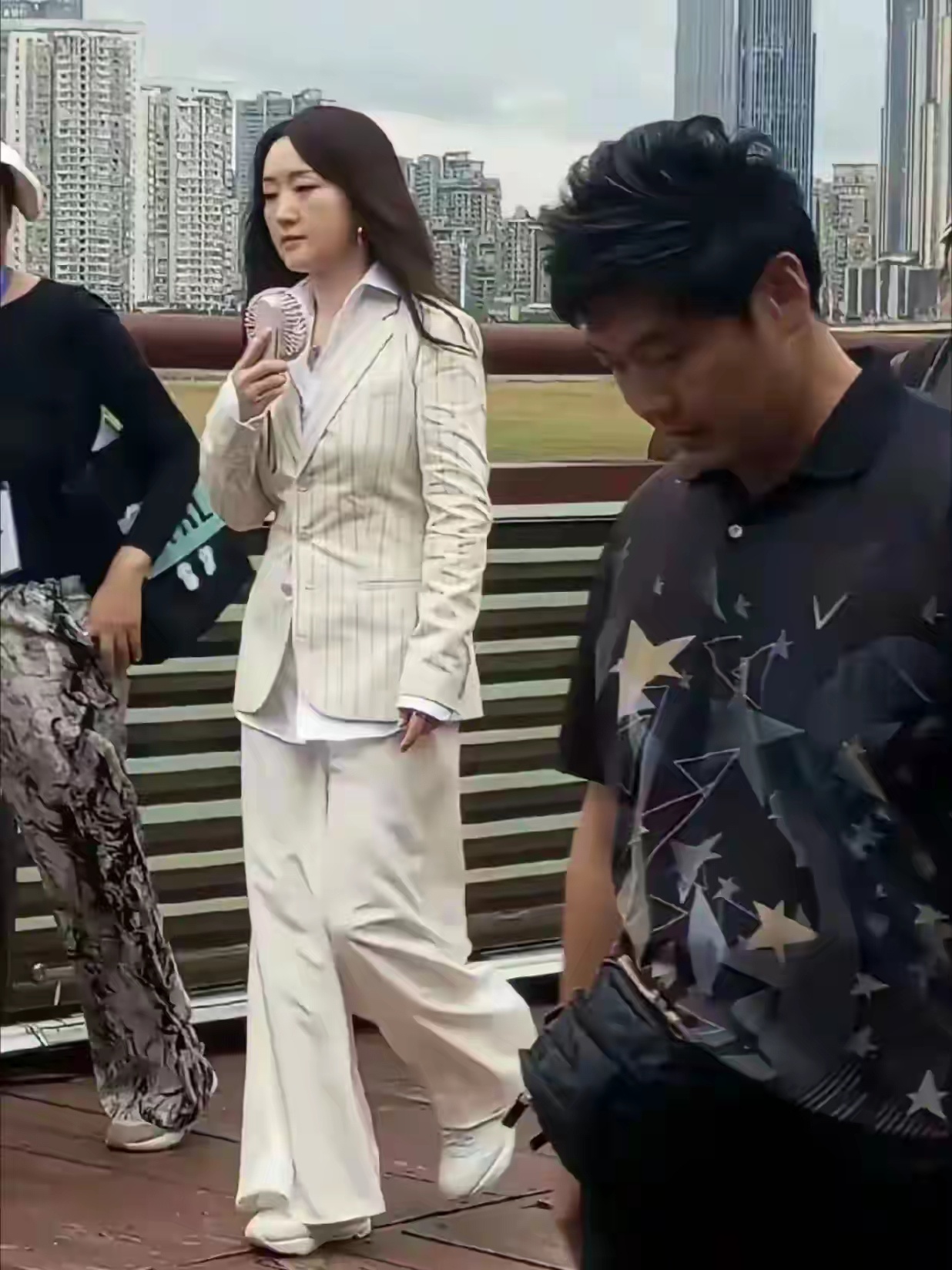 真的差点没认出来，年轻的时候那么美！美人也老了，心疼！ ​​​