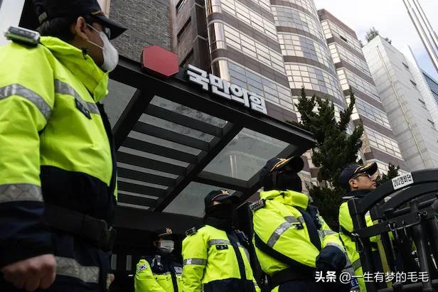 3日，韩国国民力量党在青瓦台抗议司法改革三法的同时，党部再次遭到检警联合搜查本部