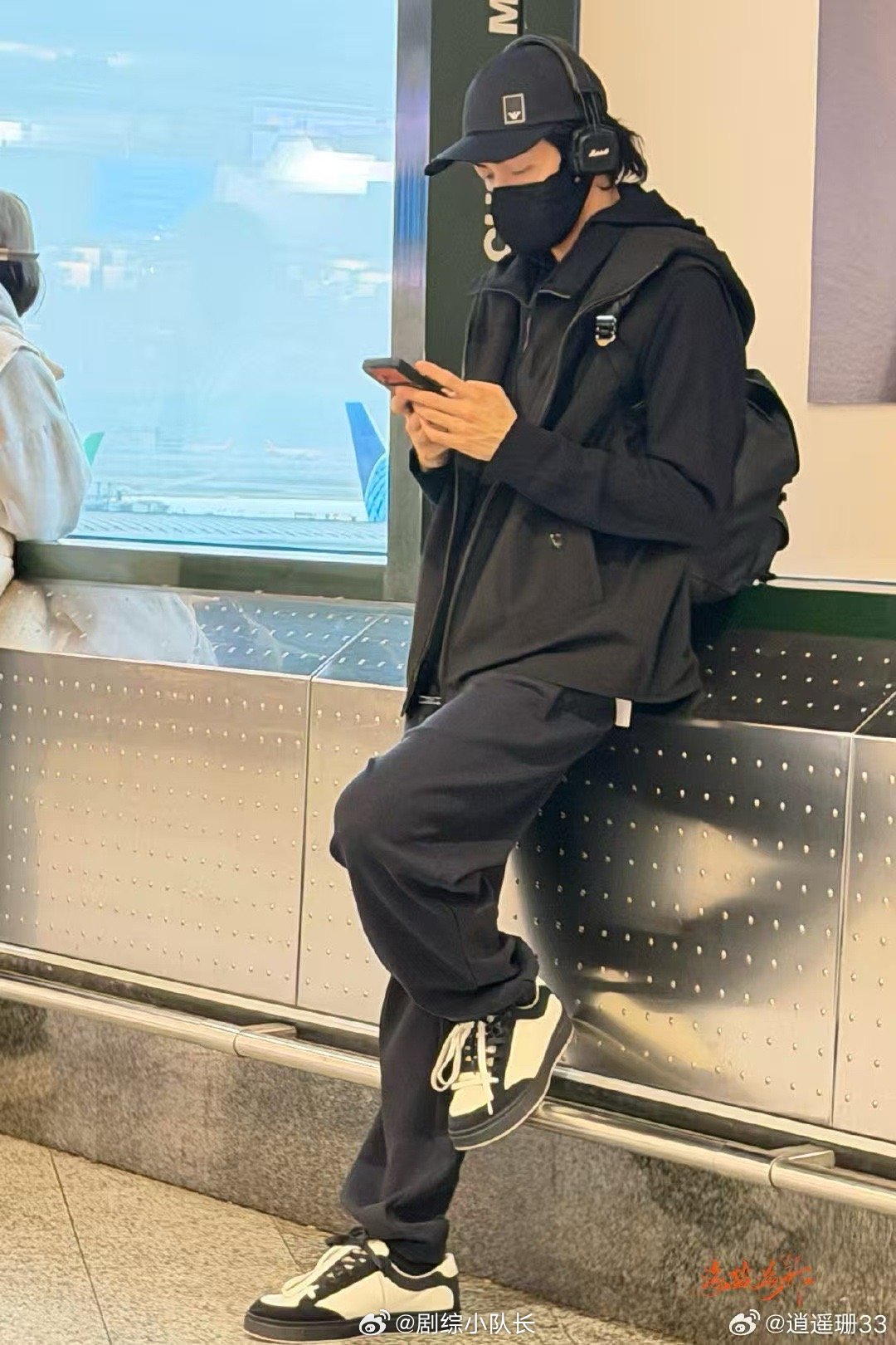 曾舜晞第二章回国 曾舜晞回国生图太能打了！简单的机场look，随性的倚靠姿态，满