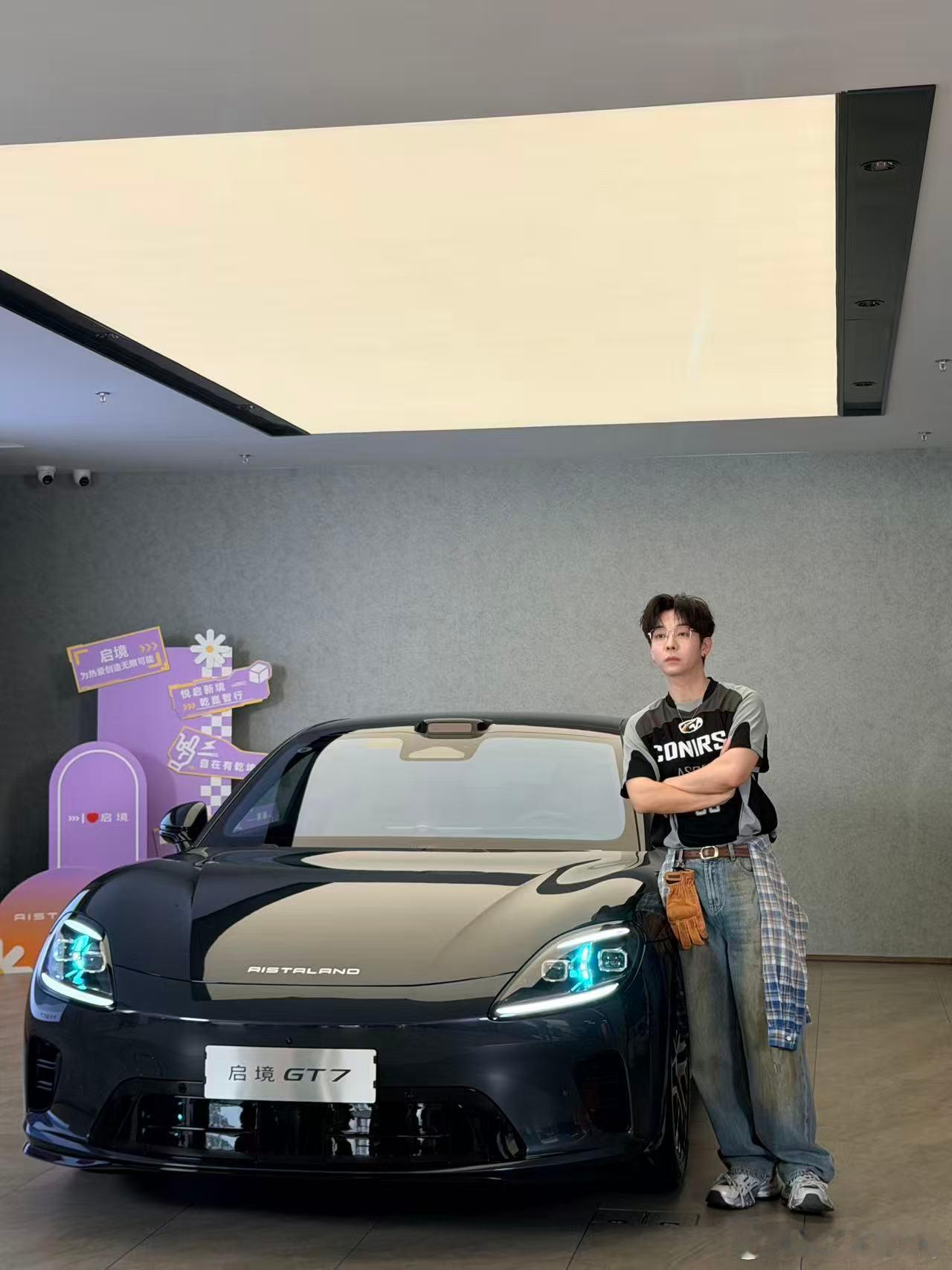 下次买车我就这么发朋友圈 在上海门店偶遇胡夏喜提启境GT7，全系出厂自带ADS5