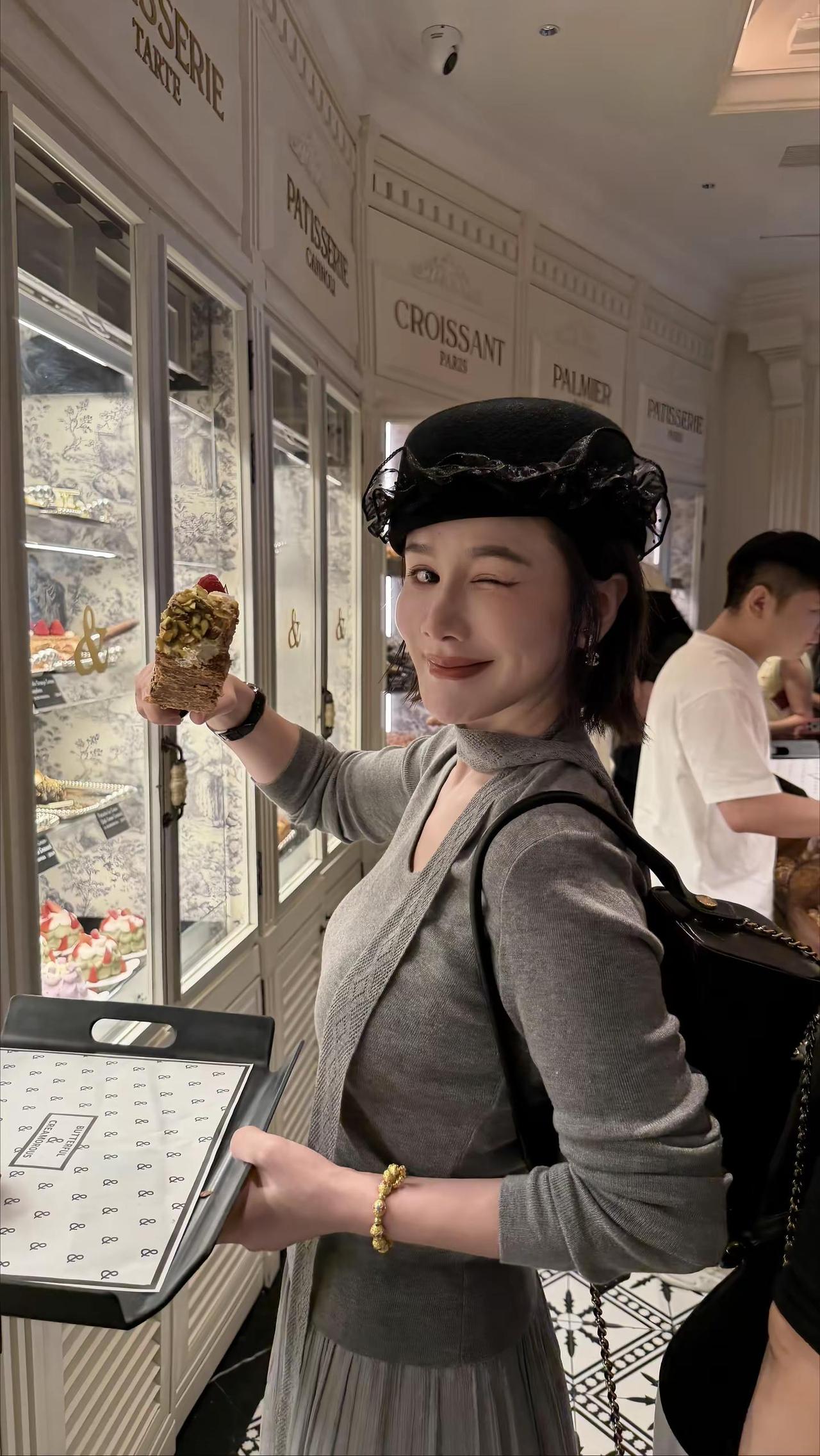 最近挑了几顶新帽子，买帽子要大胆啊哈哈哈