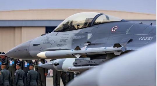 啪啪猛打，洪森这下要颜面扫地了！柬埔寨火箭炮刚开火，泰国F-16战机就开始发射精