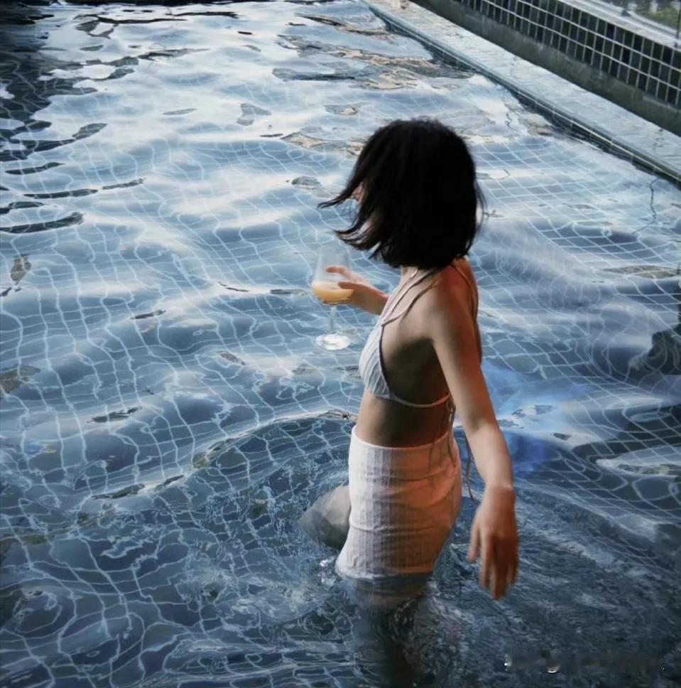 周冬雨大方晒泳装照，身材平板像小孩子，不过她很有自信，瘦比胖好。

周冬雨太显年