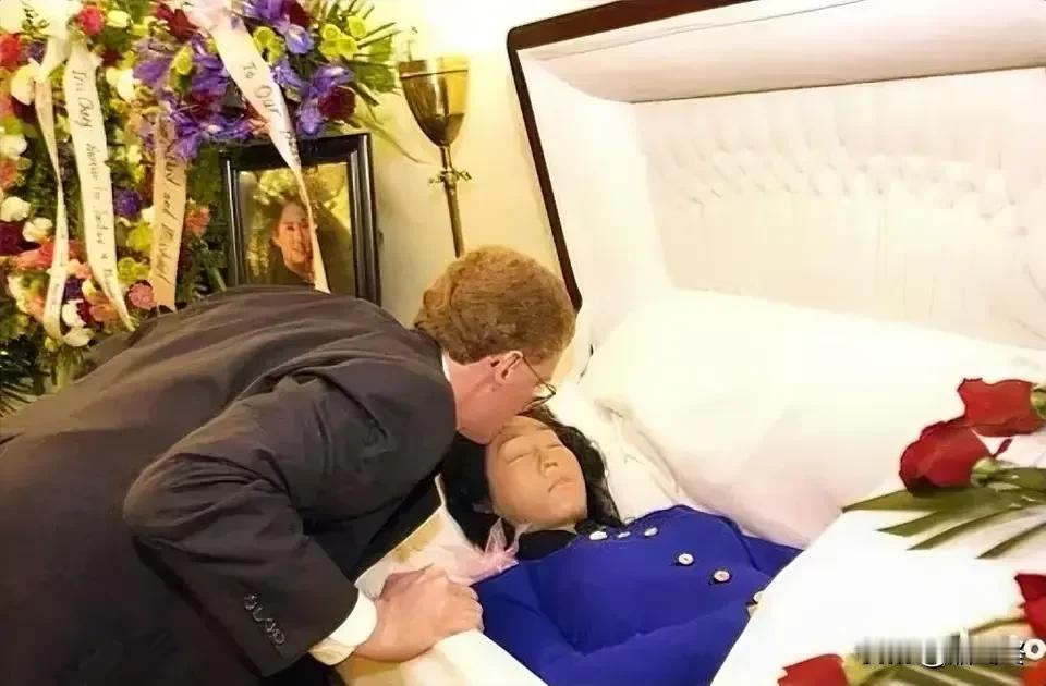 这是张纯如下葬前的最后一幕，她的丈夫轻轻的亲吻她的额头，眼中满是不舍！
#张纯如