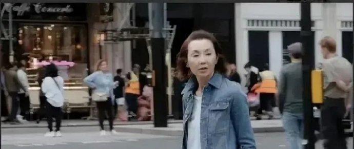 60岁的张曼玉无儿无女，只身一人在国外，看着有些沧桑，曾经的女神如今成这副模样，